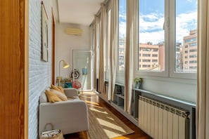 Interior - Sunny Stylish Terrace next to Paseo de Gracia (Barcelona)