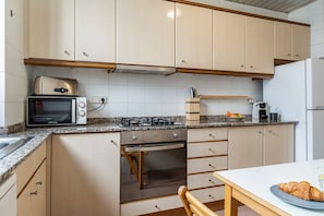 Een koelkast, een microgolfoven, een oven, een kookplaat