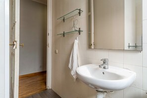 Dusche, Haartrockner, Handtücher, Shampoo