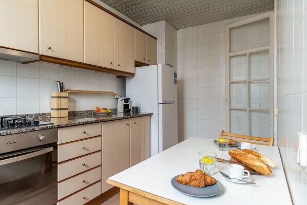 Een koelkast, een microgolfoven, een oven, een kookplaat