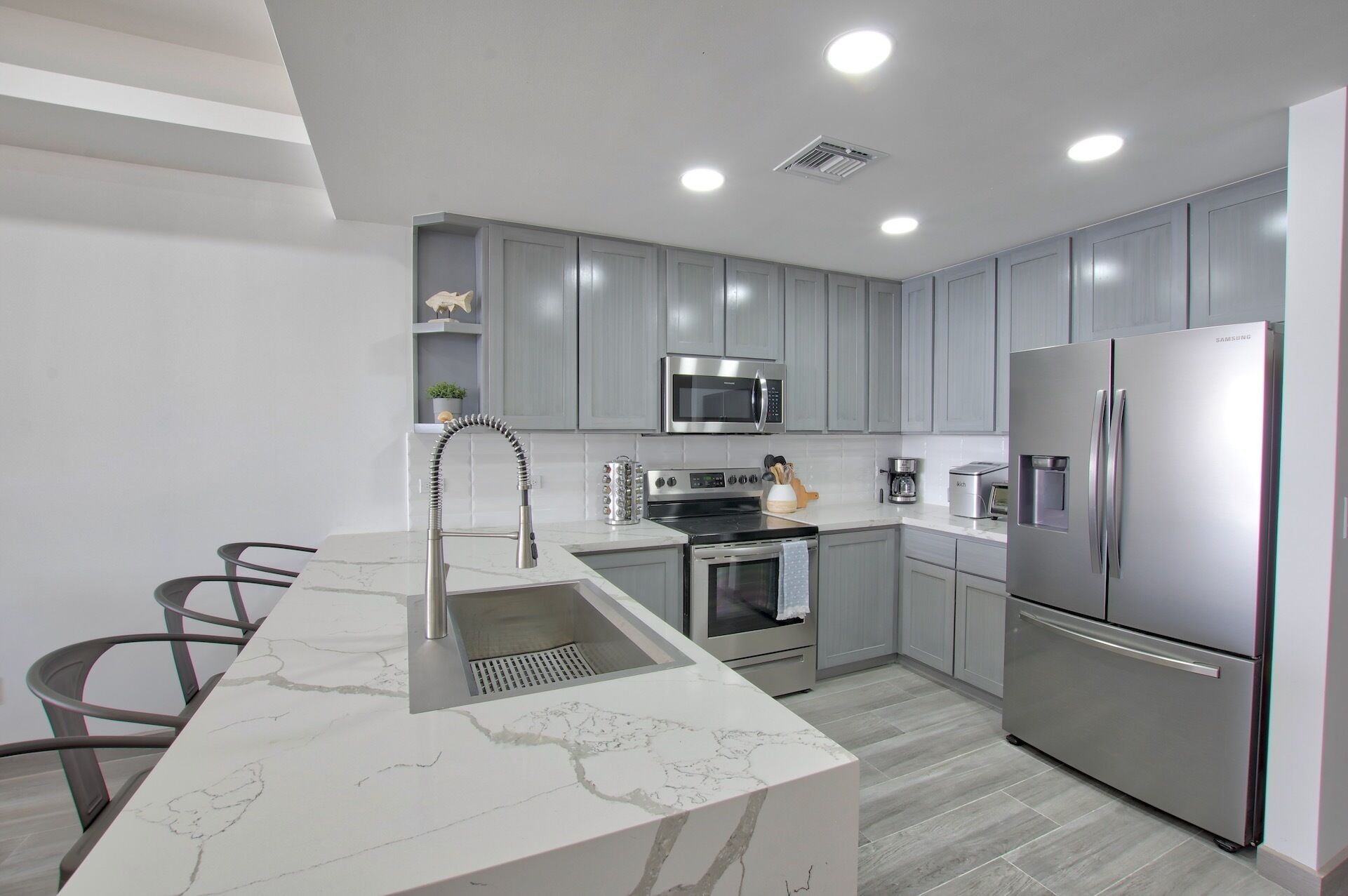 Beachfront Oceanview Luxury Condo with Beautifully Furnished Balcony