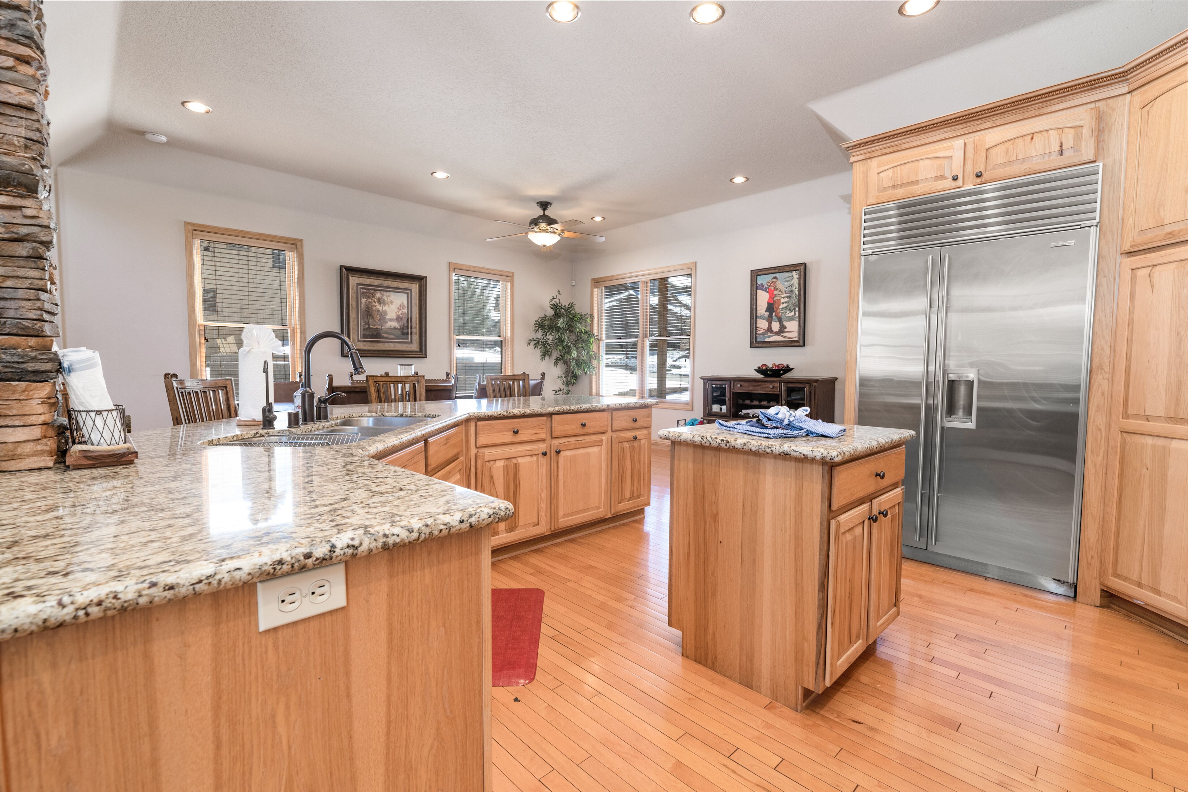 Luxury Wolf Creek cabin with private spa, games, a short walk to Bear Mtn + golf