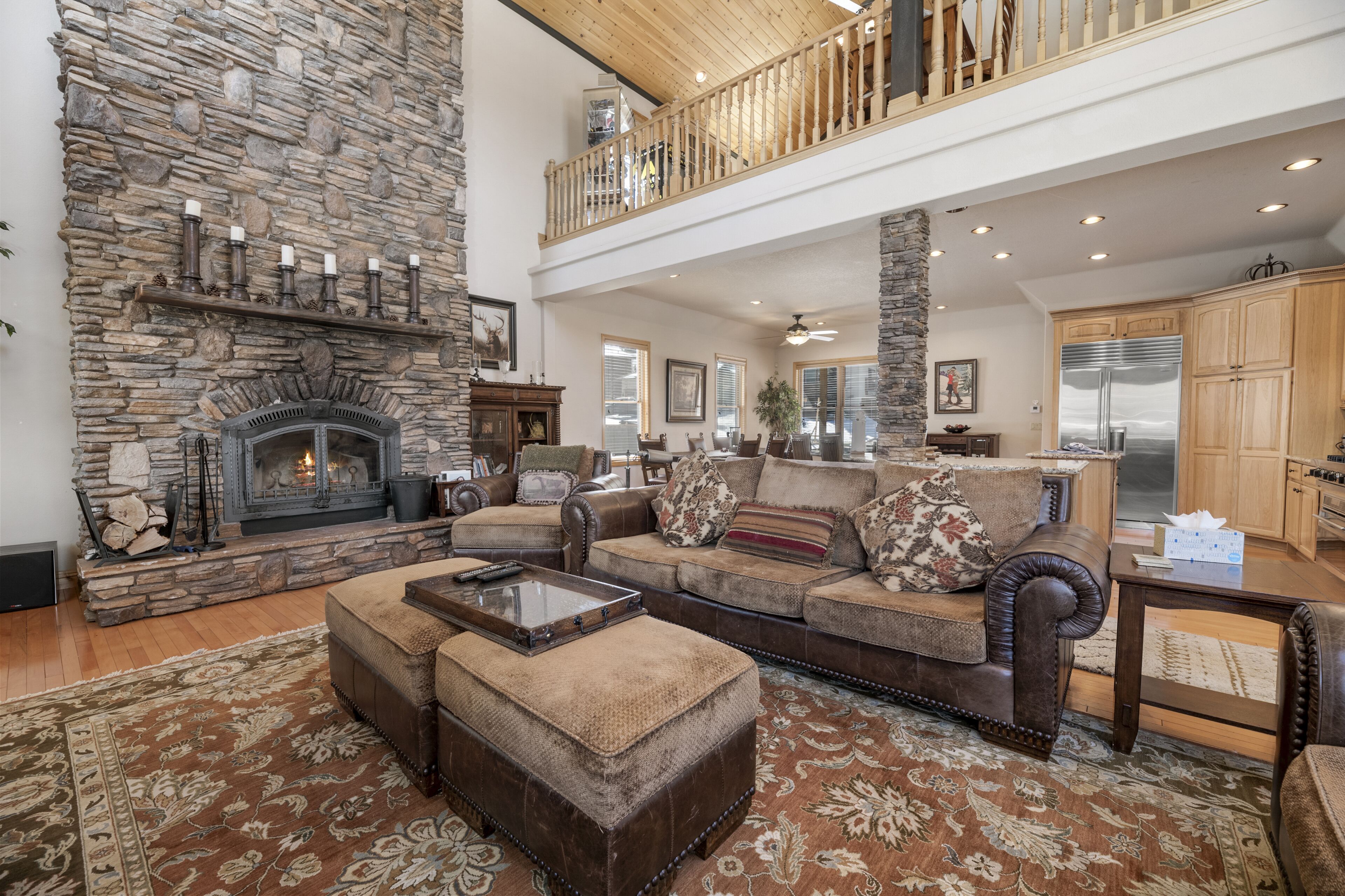 Luxury Wolf Creek cabin with private spa, games, a short walk to Bear Mtn + golf