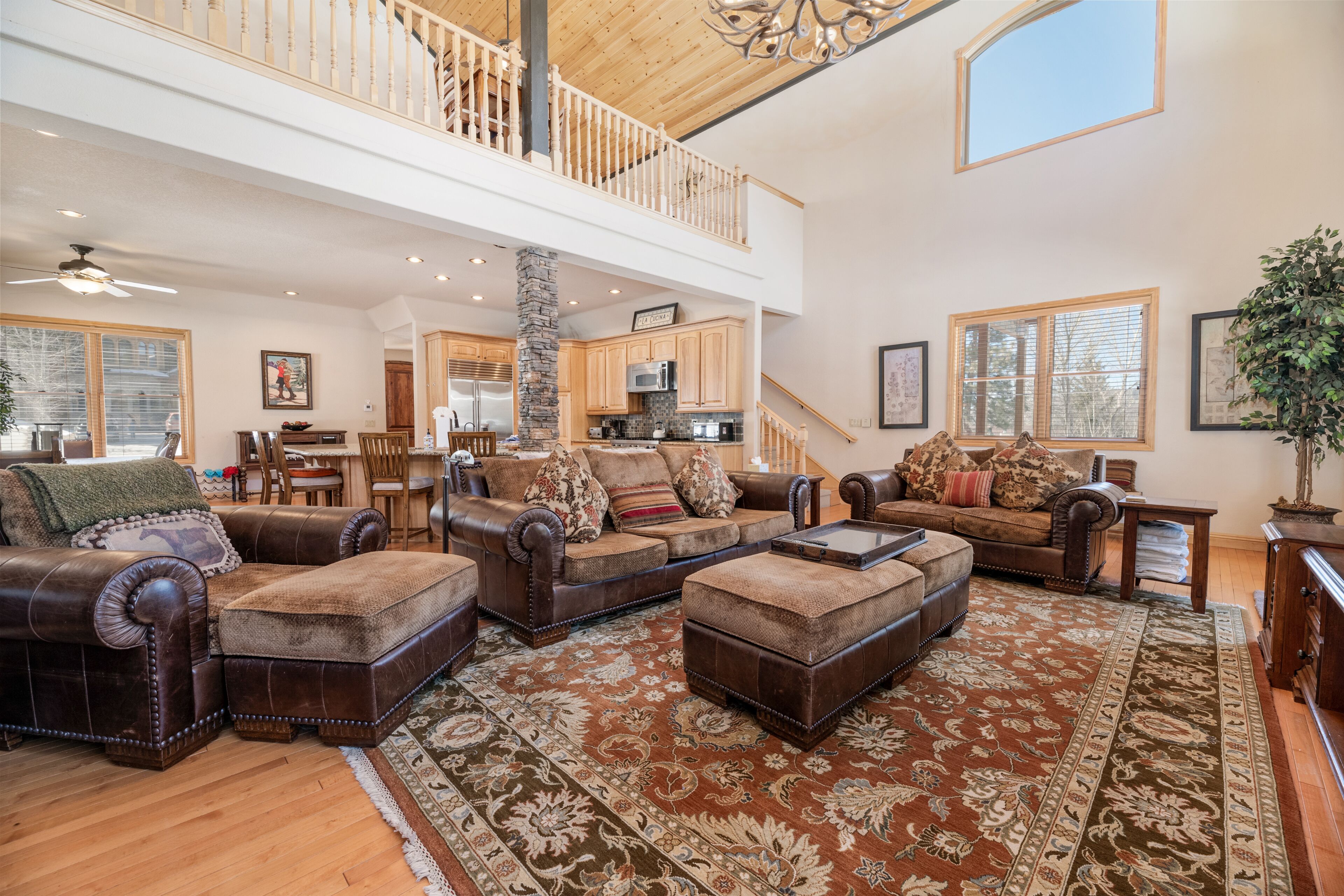 Luxury Wolf Creek cabin with private spa, games, a short walk to Bear Mtn + golf