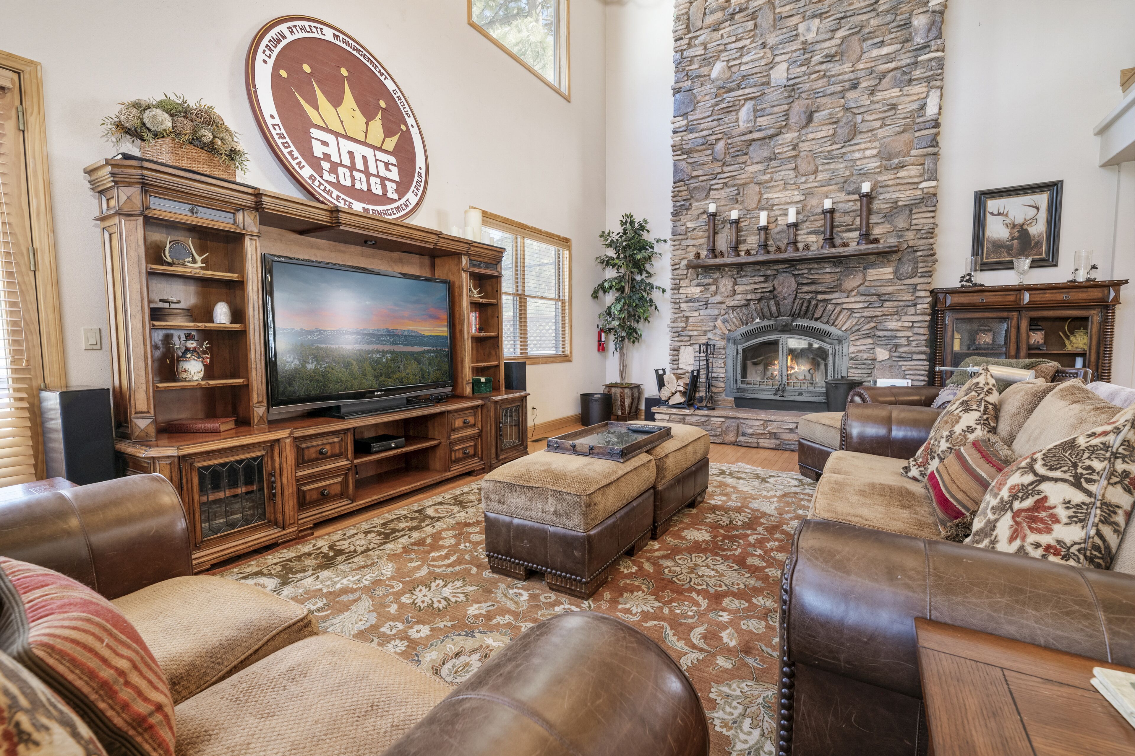Luxury Wolf Creek cabin with private spa, games, a short walk to Bear Mtn + golf