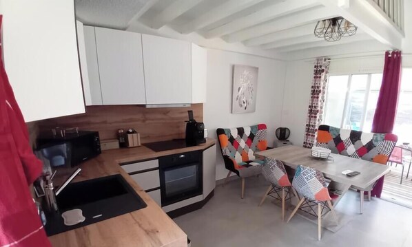Coffee/tea maker, fridge, microwave, oven - Comfortable vacation home, 5 minutes from the beach (le cap d'agde)