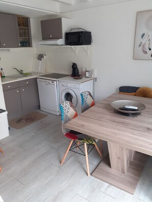 Kylskåp, mikrovågsugn, ugn och spishäll