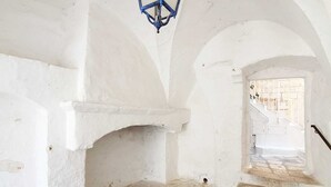 A white-walled corridor with a stone staircase leading to a door. - Beautiful Garden Apartment in Cisternino (Cisternino)