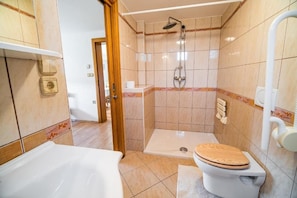 A bathroom with a shower, toilet, and sink. - Farm Stay Ana (Ivancna Gorica)