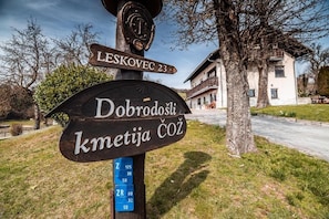 A directional signpost with multiple arrows pointing in different directions, indicating various destinations and distances. - Farm Stay Ana (Ivancna Gorica)