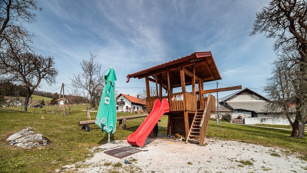 Une aire de jeux avec un toboggan et une structure d’escalade.