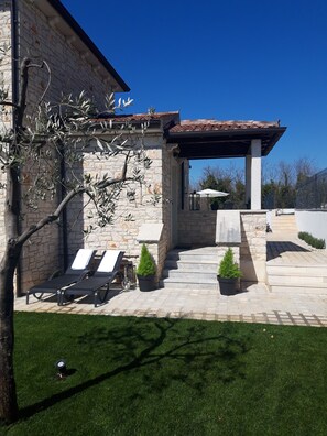 Terrace/patio - Modern Stone Villa with Saline Pool in peaceful natural setting! (Bankovci, Groznjan)