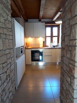 Private kitchen - Modern Stone Villa with Saline Pool in peaceful natural setting! (Bankovci, Groznjan)