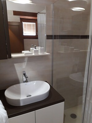 Combined shower/bathtub, jetted bath, bidet - Modern Stone Villa with Saline Pool in peaceful natural setting! (Bankovci, Groznjan)