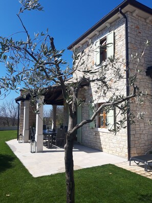 Outdoor dining - Modern Stone Villa with Saline Pool in peaceful natural setting! (Bankovci, Groznjan)