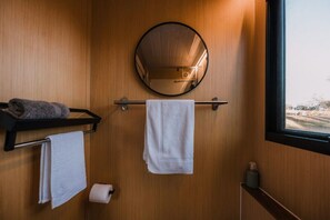 Bruser, hårtørrer, håndklæder, Shampoo