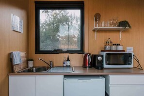 Fridge, microwave, stovetop, coffee/tea maker - The Wollombi Wanderer by Tiny Away (Wollombi)