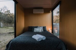 1 bedroom, bed sheets