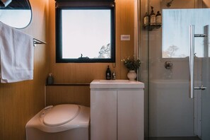 Shower, hair dryer, towels, shampoo - The Wollombi Wanderer by Tiny Away (Wollombi)
