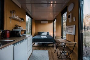 1 bedroom, bed sheets