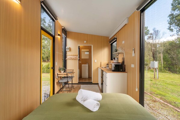 1 bedroom, bed sheets