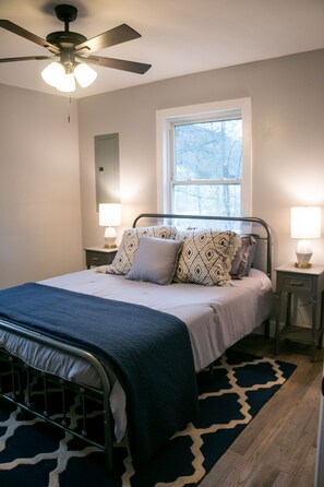 3 bedrooms, desk, free WiFi, bed sheets - Hillside Hideaway (Oliver Springs)