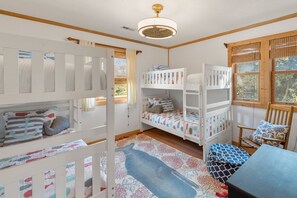 4 bedrooms, iron/ironing board, WiFi, bed sheets