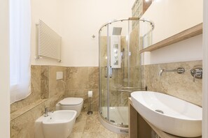 ซิตี้อพาร์ทเมนท์ | ห้องน้ำ | ฝักบัว, ของใช้ในห้องน้ำฟรี, ไดร์เป่าผม, โถสุขภัณฑ์แบบบิเดท์