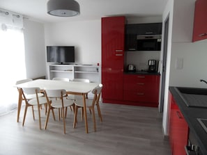 Une cuisine moderne avec un coin repas.