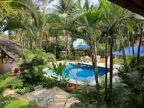 Outdoor pool, open 8:00 AM to 8:00 PM, pool umbrellas, sun loungers - Pousada Refugium (Itacaré)