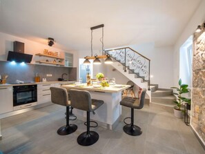 Réfrigérateur, four, lave-vaisselle, chaise haute