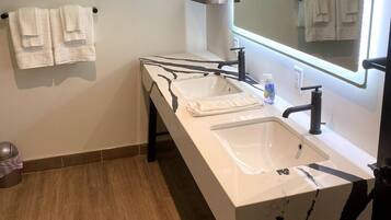 Ducha, secador de pelo, toallas