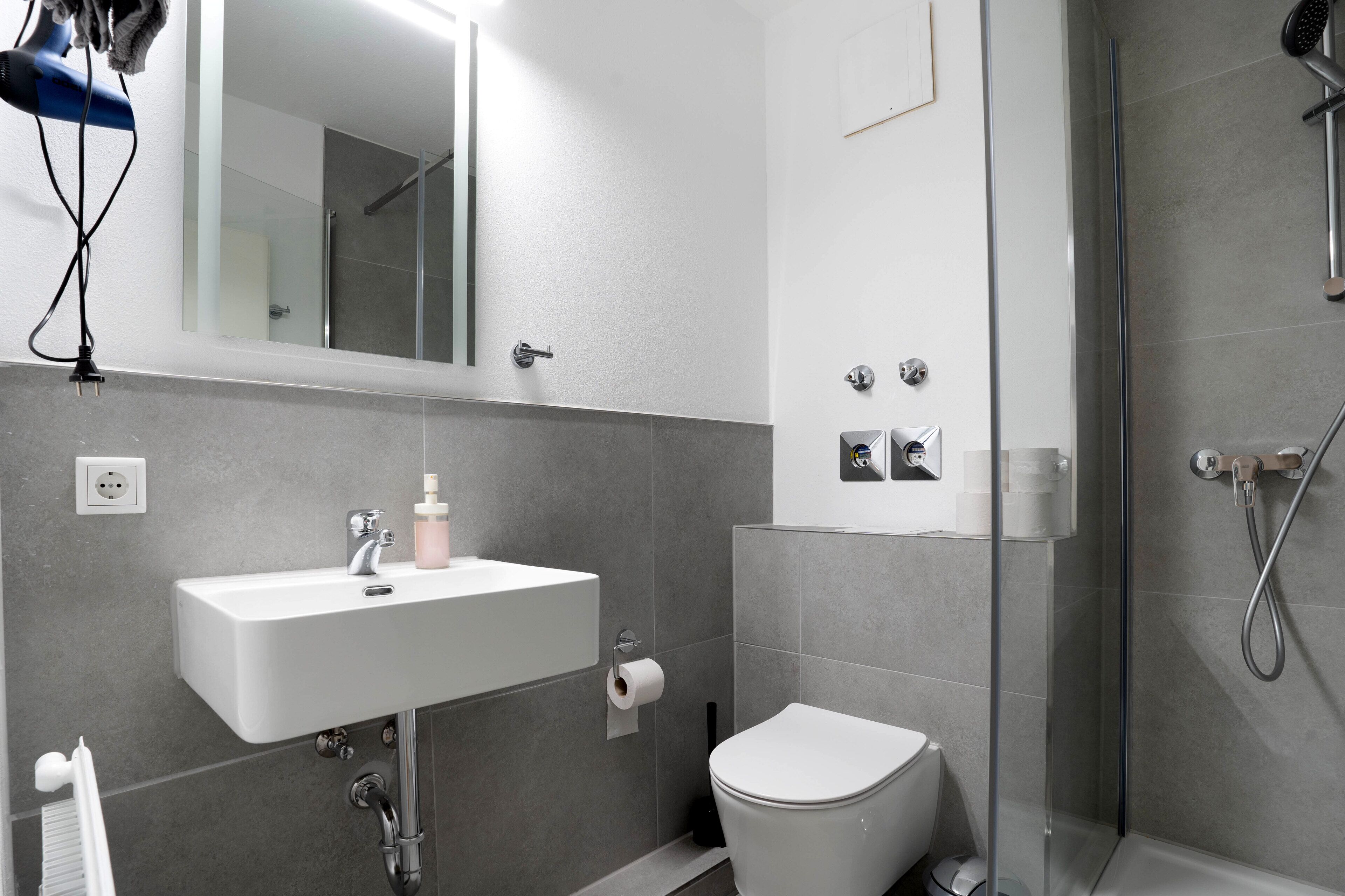 Comfort Studio, 1 Double Bed | Bathroom | Shower, hair dryer, soap, shampoo