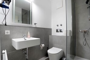 Comfort Studio, 1 Double Bed | Bathroom | Shower, hair dryer, soap, shampoo - Wonderful Apartments in the centre of OS (Osnabrueck)