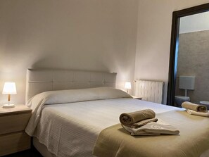 2 室のベッドルーム、アイロン / アイロン台、WiFi (無料)