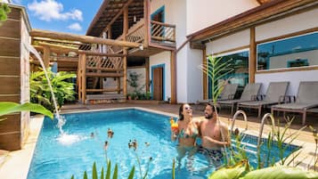 Piscina externa, funciona das 8h às 22h, espreguiçadeiras