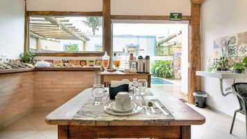Café da manhã com buffet grátis todos os dias