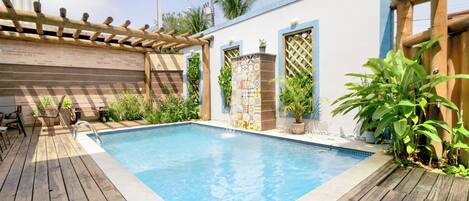 Una piscina al aire libre (de 08:00 a 22:00), tumbonas
