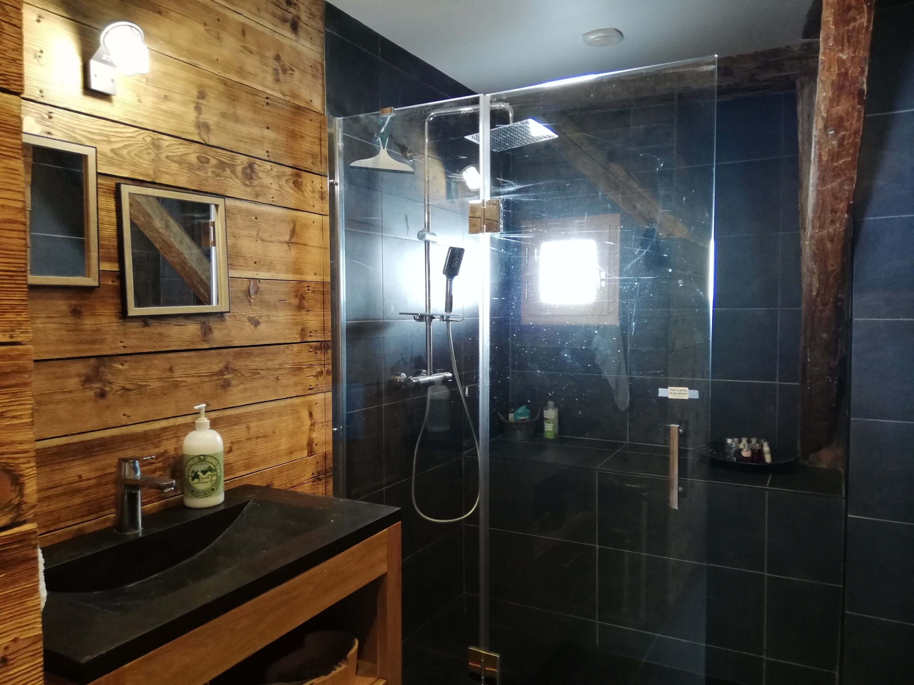 Baignoire, sèche-cheveux, papier toilette