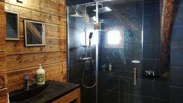 Baignoire, sĂšche-cheveux, papier toilette