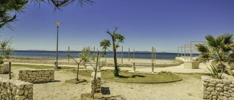 بالقرب من الشاطئ