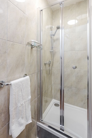Bathroom - 2-bed House - Sleeps 7 & Free Parking (Barking)