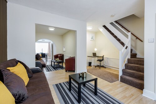 2-bed House - Sleeps 7 & Free Parking