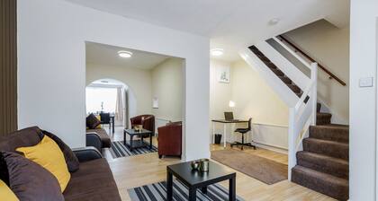 2-bed House - Sleeps 7 & Free Parking