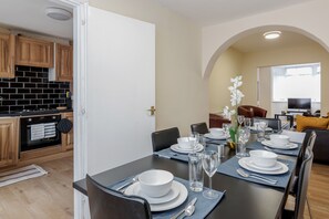 Hus | Privat køkken | Køleskab, mikrobølgeovn, ovn, kogeplade