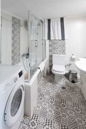 Badewanne, Haartrockner, Hausschuhe, Handtücher