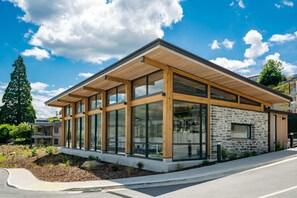 Exterior - Lakeside Luxury Studio Apartment (Wanaka)