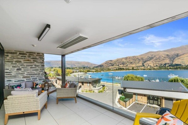 Interior - Luxury Lake View Summ (Unknown)