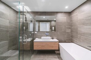 Shower, towels - Luxury Lake View Studio (Wanaka)