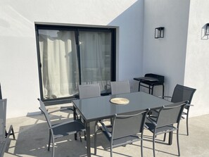 تناول الطعام بالخارج